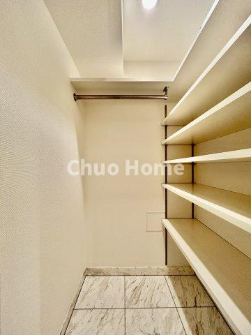 【玄関】玄関には大型のシューズインクローゼットを設置しておりますのでいつでもスッキリりとした空間を保てます。玄関周りを清潔に使うのはとても大事なことですよね。