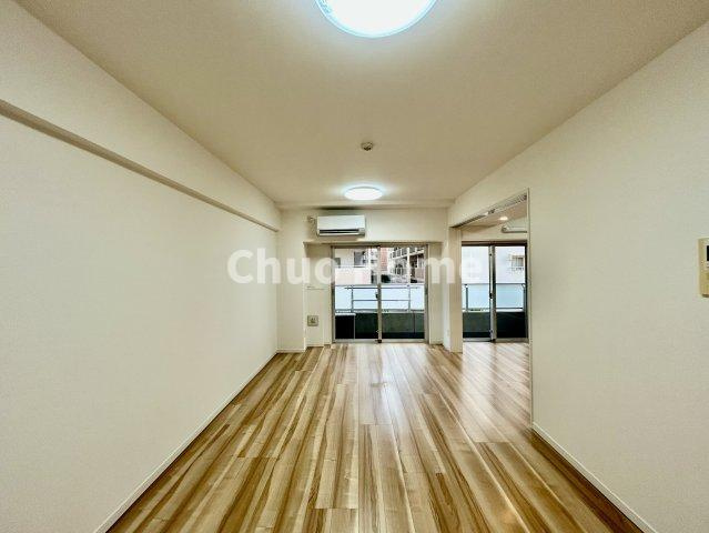 【リビングダイニング】一日の中で多くの時間を過すことになるリビングダイニングだからこそ、いつも穏やかな空間であることが必然。爽やかな通風と採光を存分に感じる事が出来る空間です。