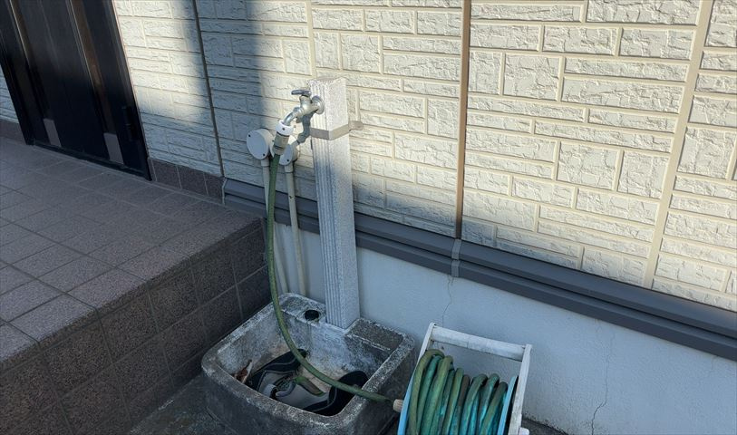 敷地内に散水栓や立水栓があると便利です。水道水を直接利用できるため、水を運ぶ手間を省くことが出来ます。大量の水を必要とする洗車作業や清掃などに役立ちます。その他設備とあわせて、現地でご確認ください。　