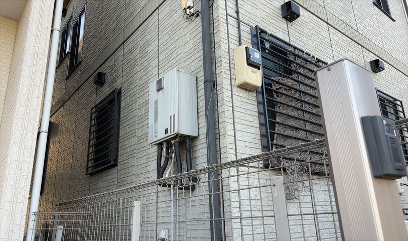 省エネ給湯器とは従来型の給湯器より熱効率が高く、少ない燃料でたくさんのお湯を沸かすことが出来る高効率な給湯器のことを指します。また、省エネ給湯器には種類があり、利便性や効果なども様々です。　