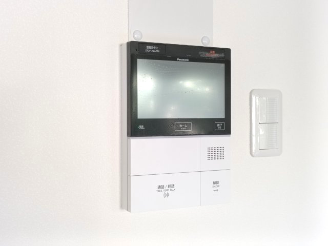 【TVモニター付きインターフォン】　訪問者の顔を見ることができるので、安心してドアを開けられます。