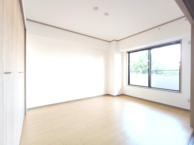 【洋室約6.0帖】　バルコニーに面した明るいお部屋です。陽気に楽しみ、やすらぐ室内。　　