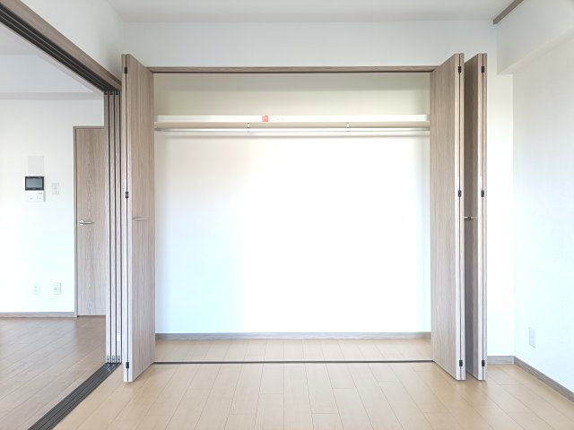 【洋室約6.0帖　収納】　ワイドなクローゼットを備え、衣類などをたっぷり収納可能。