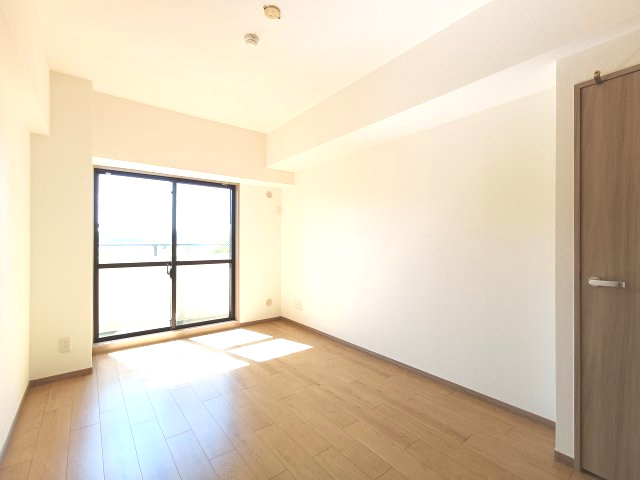 【洋室約7.0帖】　ゆったりサイズの洋室は、主寝室にいかがでしょうか？