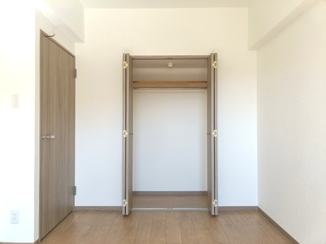 【洋室約7.0帖　収納】　クローゼット付きで、衣類等の収納に役立ちます。