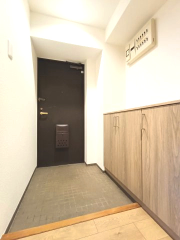 【玄関　壁面にはシューズボックスが設置されています。シューズボックス上にはお花を飾ったり、外出時に忘れてはいけない物を置いておいたり、便利に利用できます。