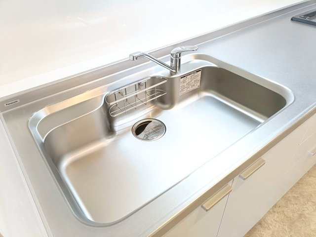 【シンク】　食器洗いもはかどる広々としたシンク。