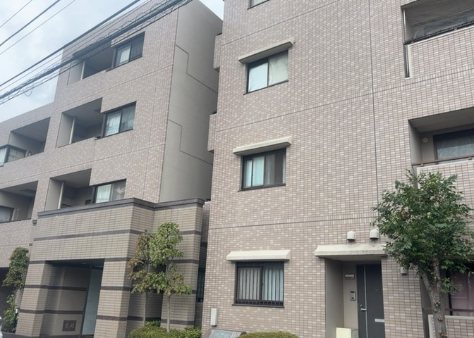 道幅が広い場所は日当たりや風通が良好です。幅が広いのですれ違いも可能ですし大きな車でも駐車可能！一方で、大型車が通ることも多くなるため交通量の増加により騒音に繋がります。また土地の値段が高くなります。