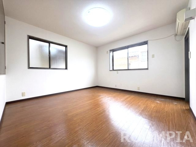 2面採光で通風・陽当り良好！温もりあるフローリングの2階8帖の洋室。※AI加工による点灯イメージ（現況優先）