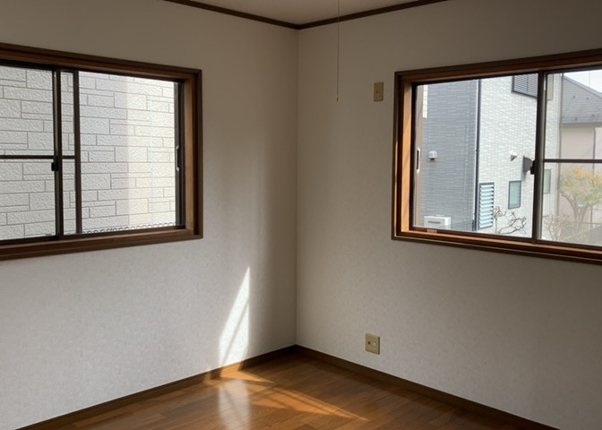 洋室のメリットは重い家具が置きやすく、身の回りが整理しやすいことです。　床がフローリングのため畳とは異なり凹みにくいです。　クローゼットなど収納が豊富で、普段使わない旅行カバンや服の整頓も簡単にです。