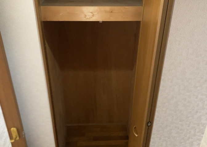デザイン性を重視しすぎて収納が少なかった！なんてことにならないため、事前に現地で収納の数を確認しておくことをお勧めします。クローゼット以外にも床下収納や屋根裏収納、パントリーなどもチェックしましょう。