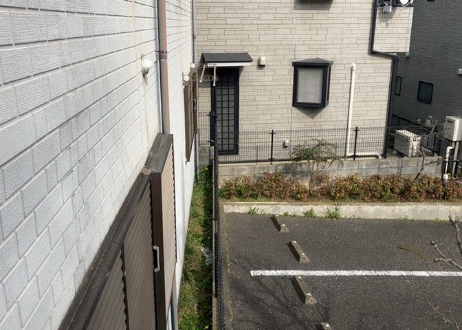 バルコニーは、室外の専用スペースのうち、「屋根がなく開放された空間」であるものを指します。ベランダより広いタイプのものが多く、日当たりもよいため家庭菜園などを楽しみたい人にとって適した環境となります。