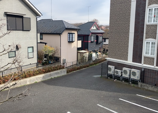 眺望を気にして物件を探す場合、前面に建物が建っていないか現地で確認しましょう！前面に建物があると景色はもちろん、日当たりや風通しにも影響が出てきます。住んだ時のことを想像しながら現地見学をしましょう。