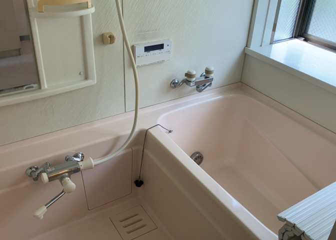 入浴時の快適さも大事なことですが、綺麗な状態を維持できなければ気持ちよく入浴できません。毎日の掃除が楽という点は大事なポイントになります！カビが生えにくく掃除がしやすい、壁や浴槽を選ぶといいでしょう。