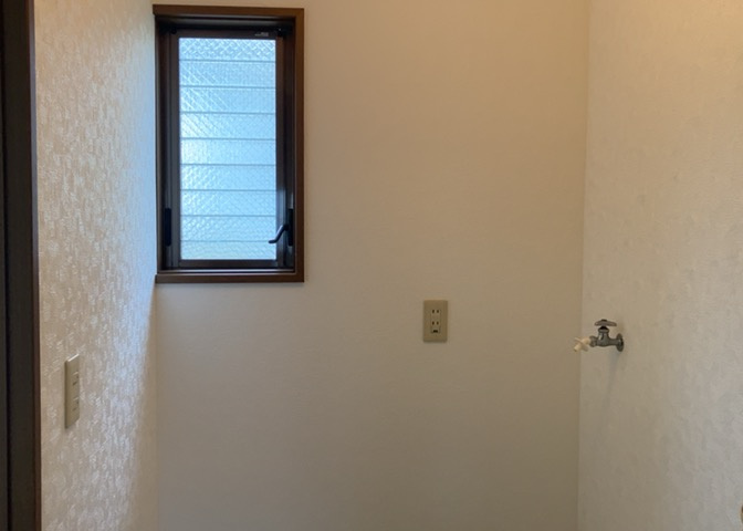 多くの戸建て住宅で見かける洗面脱衣所は、洗面台と洗濯機が2畳ほどのスペースに並べられていて、洗面所が脱衣所を兼ね備えている間取りが一般的です。お客様が利用することもある、パブリックな空間でもあります。