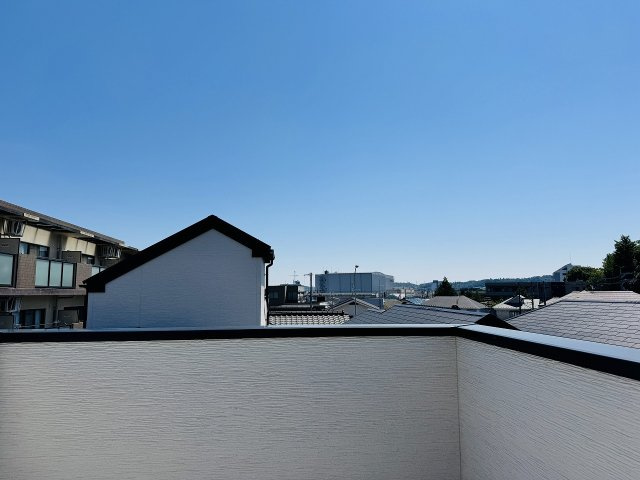～陽当たり・眺望良好、開放感のあるルーフバルコニー～