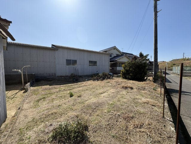 建築条件なしの現況渡しです。ゆとりある敷地で建築計画が立てやすそう。周囲に高い建物が少ないため、採光・通風ともに良好。広い庭や複数台駐車スペースを確保した住まいづくりにも適しています。