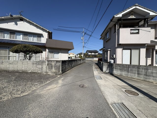 東側も公道に面した敷地。幅員約3.1ｍの道路に接しております。見通しも良く、明るい陽射しが差し込む環境。二方向接道のため、建物配置の自由度も高く、プランニングの幅が広がります。ぜひお問合せください。
