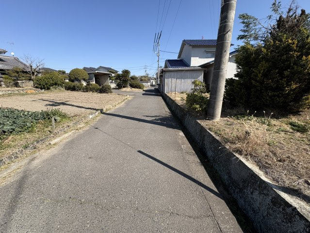 北側公道幅員約3.2ｍに接道した現地道路の様子です。交通量も比較的少なく、落ち着いた住環境が広がります。周囲は戸建住宅が建ち並ぶエリアで、日中も穏やかな雰囲気。ゆったりとした暮らしが実現できそう。