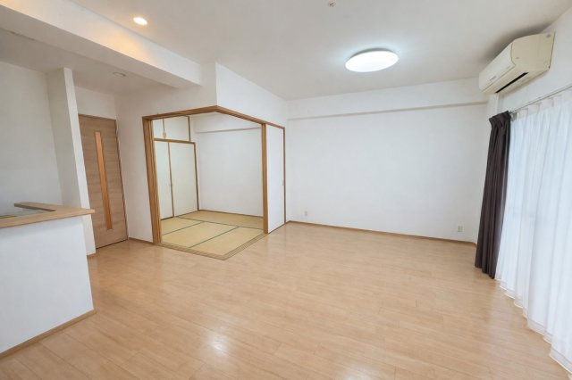 リビング横の和室は引き戸を開ければ一体利用が可能。お子様の遊び場や来客用スペースにも便利です。フローリングとの調和も良く、暮らしに寄り添う使い勝手の良い間取りです。