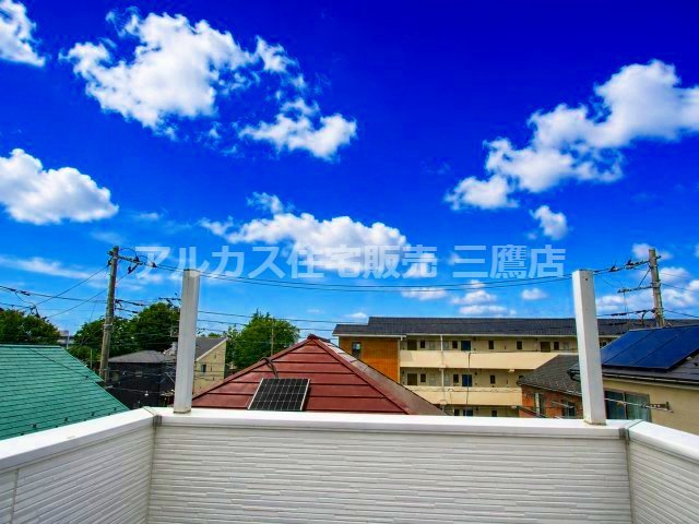 周囲の街並みを見渡せるルーフバルコニー。ゆとりある床面を多用途に活用できます。