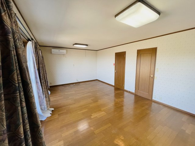 12帖の広々とした洋室はドアが2か所あるので仕切って2部屋にするのも◎
