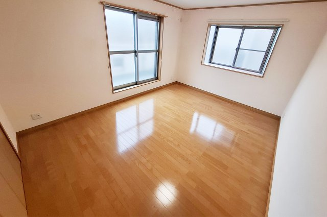 洋室1：バルコニーに面したお部屋です。