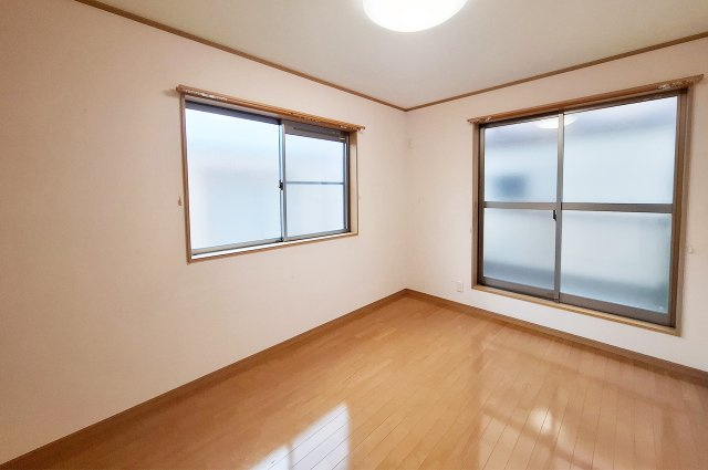 洋室3：バルコニーに面したお部屋です。