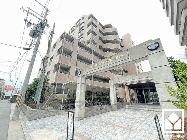 「阪神甲子園球場」が徒歩6分の距離にあり、野球観戦なども楽しみやすい住環境です。