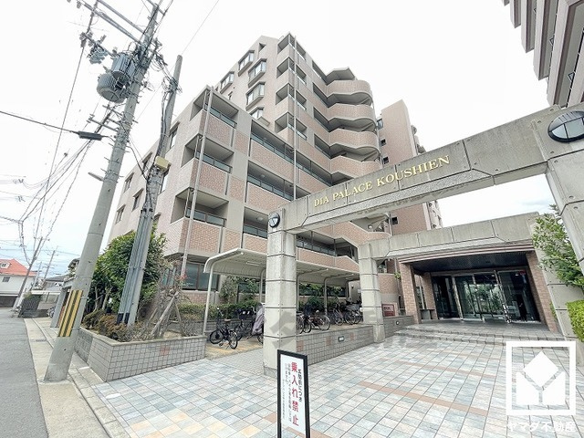 北東側には国道43号線が通っています。阪神高速道路・名神高速道路と繋がる西宮インターチェンジも下道で5分圏内で神戸方面や大阪方面へ出やすく、車での移動にも便利な立地です。