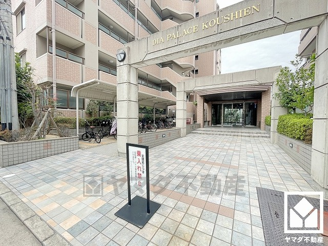 キッチン横にはバルコニーへ続く勝手口があり、換気や一時的なゴミ置場としても便利です。昼間は手元が明るく、お料理がはかどります。