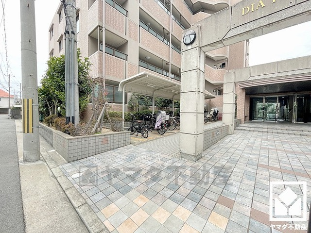 浴室暖房乾燥機付き。真冬の寒い浴室を暖かく、また雨の日の洗濯物の乾燥にと多用途に活躍する機能です。