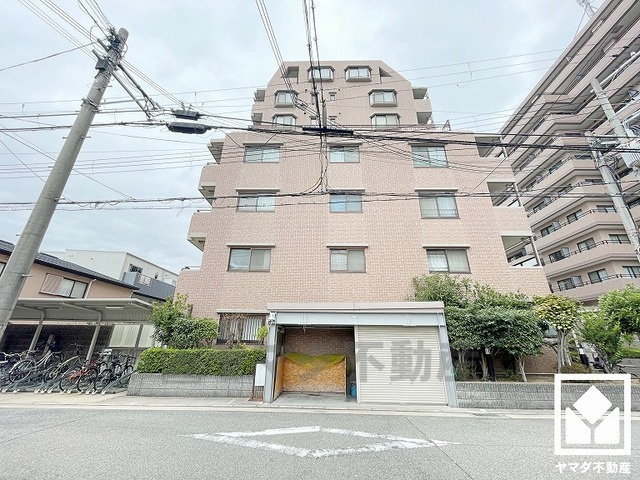 玄関にはシューズボックスを完備。家族の靴もしっかり収納できるので、玄関がいつも片付き、気持ちよくお客様を迎えられます。お出かけの前のチェックにも便利な鏡付きです。