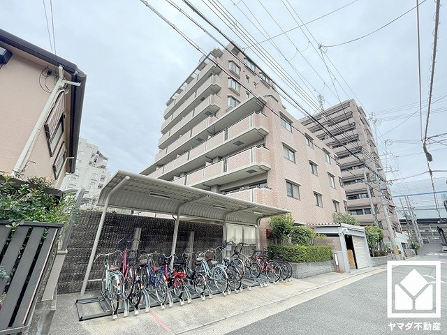上質な素材と洗練されたデザインが織りなすエントランス。住まう人の誇りを感じさせる、優雅な迎えの空間。