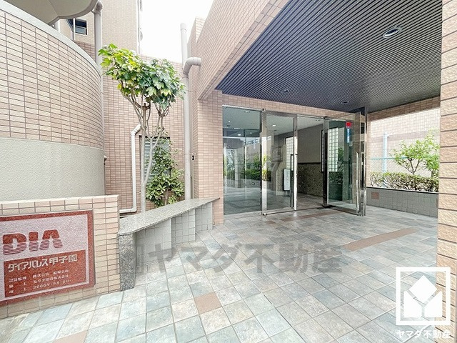 広々とした明るいエントランス。綺麗に整備されており、帰宅時や来客時にも気持ちの良い空間です。