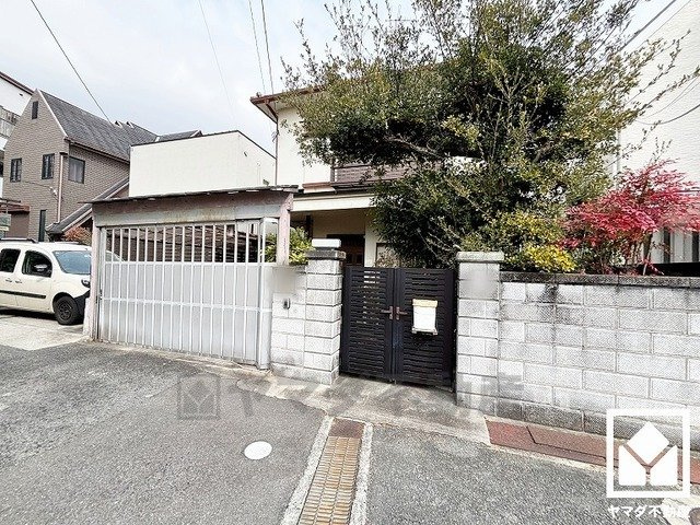 前道は基本的に関係者しか入らない立地のため、プライバシーや安全な環境が確保しやすく、安心してお住まいいただけます。