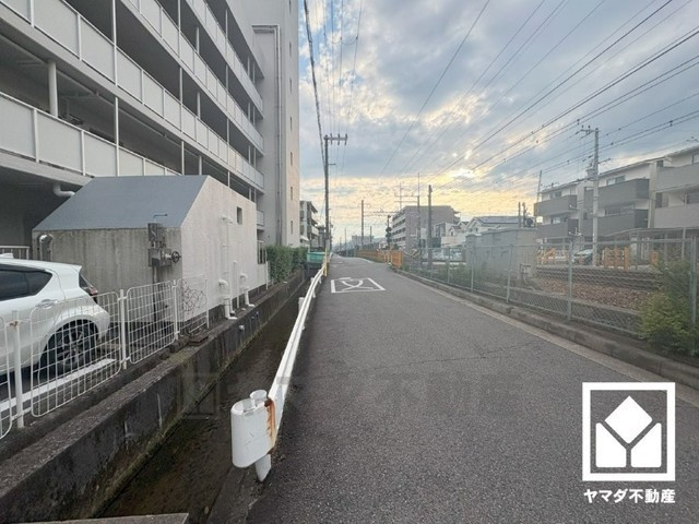 敷地内に駐車場を完備。重い荷物や雨の日の移動もスムーズで、快適なカーライフを実現。空き状況等は弊社スタッフまでお気軽にお問い合わせください。