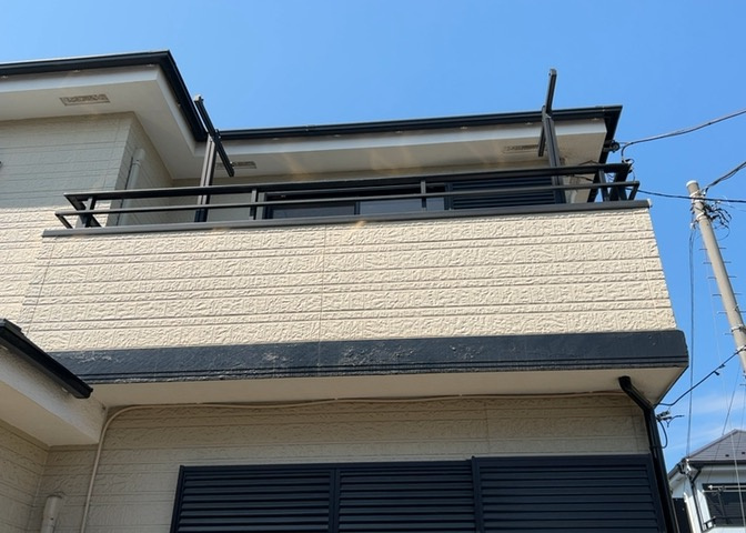 バルコニーは、室外の専用スペースのうち、「屋根がなく開放された空間」であるものを指します。ベランダより広いタイプのものが多く、日当たりもよいため家庭菜園などを楽しみたい人にとって適した環境となります。