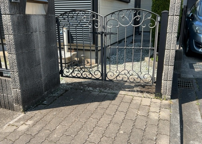 玄関ポーチにおいて最も重視すべきと言っても良いのが広さです。適切な広さの玄関ポーチでないと外見的なバランスは崩れてしまいますし、何より使いにくくなってしまいますので、現地で実際に下見をしてみましょう！