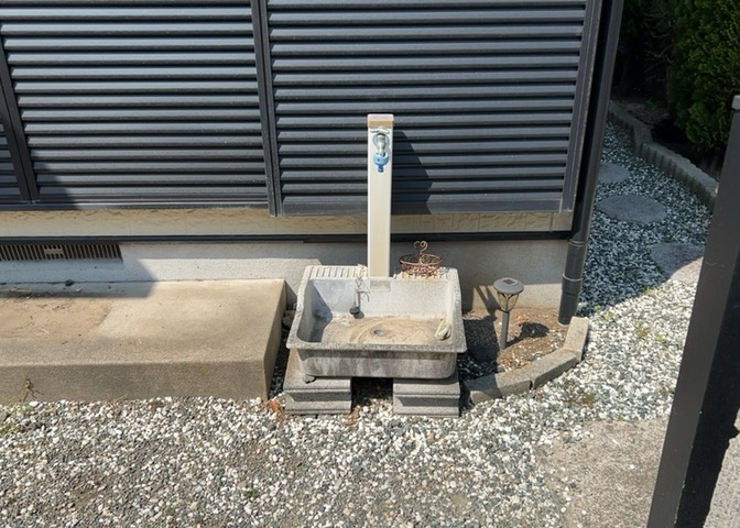 敷地内に散水栓や立水栓があると便利です。水道水を直接利用できるため、水を運ぶ手間を省くことが出来ます。大量の水を必要とする洗車作業や清掃などに役立ちます。その他設備とあわせて、現地でご確認ください。