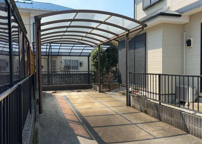 車一台あたりに必要なスペースは、標準サイズの普通自動車で横幅2m50cm、長さ5mは必要になります。ただし、乗降のことも考慮して横幅3m30cm、長さ5m50cmほどは確保できるところを選びましょう。