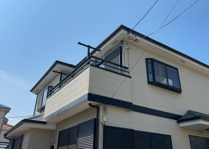 バルコニーは、建物内から室外へ楽に出入りできる便利なスペースです。また、バルコニーには手すりを付けることが義務付けられており、手すりの高さは110cm以上で施工することが建築基準法で定められています。