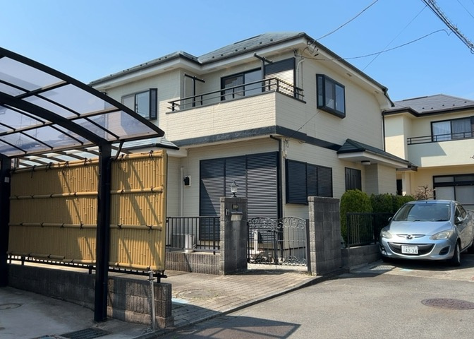 住宅用の土地では前面道路に2m以上接していなければならないと法律で定められています。しかし、お持ちの車のサイズやライフスタイルなどにより、2mでは利便が悪い場合もございますので、事前に確認しましょう。