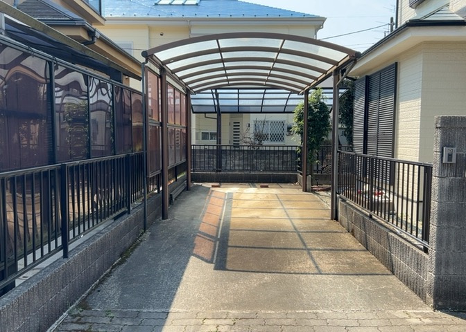 駐車場と明記されていても、最小スペースでつくられた駐車場だと大型車は駐車できなかったり、出入りしにくくなったりする可能性があります。お車のサイズと購入したい物件の駐車場のサイズを現地で確認しましょう。