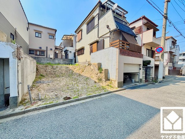「サンディ甲子園九番町店」まで徒歩8分、「ローソン西宮南甲子園店」まで徒歩10分、「ザグザグ甲子園九番町店」まで徒歩10分など、他にもお買い物施設が徒歩圏内に複数あり便利な住環境です。