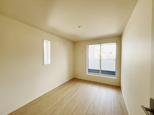 2階6帖の洋室。クローゼット完備。バルコニーに面した明るいお部屋です。