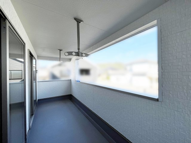 2WAYバルコニー　広さも十分にあるので布団や毛布も干せます。