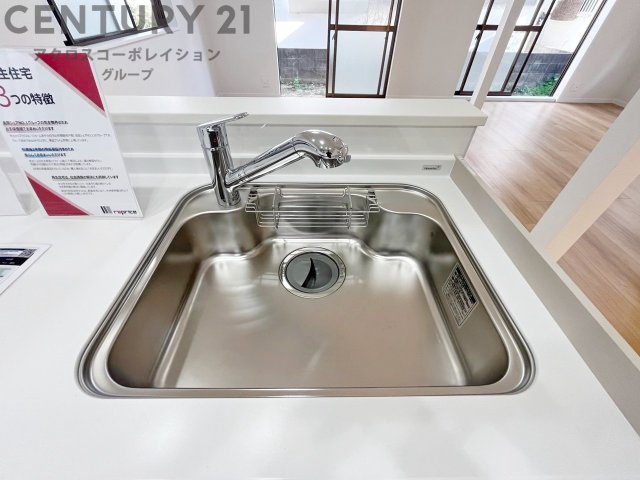 大きなシンクでお鍋などの大きな調理器具を洗う際にも便利です。　