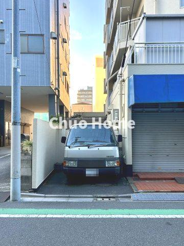 【敷地内駐車場】最新の空き状況や費用などの詳細は担当スタッフまでお問い合わせください。