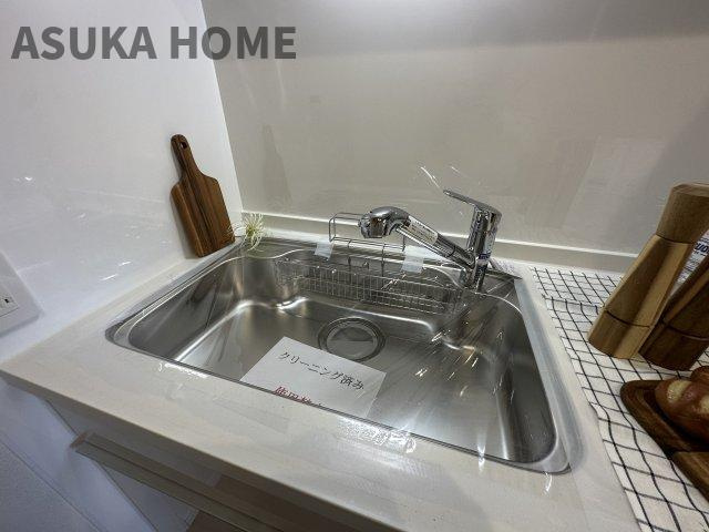 耐火性や重いものにも頑丈で耐久性に優れているので長く安心して使えるシンクです。
